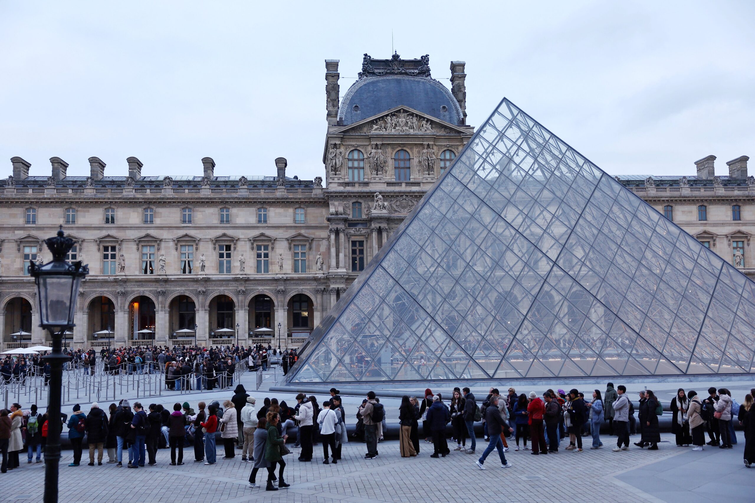 Funcionários fazem nova greve e Museu do Louvre fecha novamente em Paris