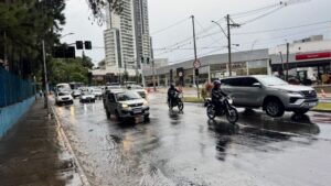 Equipes-da-Prefeitura-atuaram-durante-toda-a-tarde-na-reconstrucao-da-sub-base-do-solo-da-via-e-na-recolocacao-de-uma-camada-de-asflato-1024×576