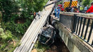 Equipes-municipais-atuam-na-retirada-da-carga-e-de-um-caminhao-envolvido-em-acidente-na-ponte-Jose-Luiz-Guidotti-1024×576
