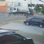 Câmera de segurança registrou momento em que motociclista atingiu caminhão de lixo e morre em Piracicaba