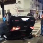 Motorista em aparente estado de embriaguez capota veículo no Centro de Piracicaba