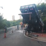 Caminhão carregado de postes de energia perde o controle e cai às margens do Rio Piracicaba, em Piracicaba