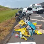 Entregador do Mercado Livre fica ferido após capotar o veículo em rodovia de Piracicaba