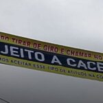 Faixa em entrada de bairro de Piracicaba chama atenção ao proibir motociclistas de darem “grau”