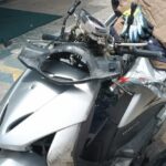 Motociclista é arremessada contra poste após ser atingida por carro que invadiu estacionamento em Piracicaba