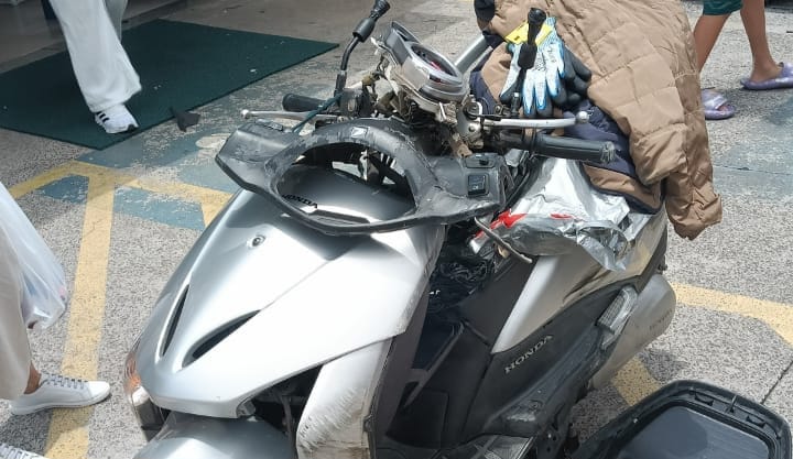 Motociclista é arremessada contra poste após ser atingida por carro que invadiu estacionamento em Piracicaba