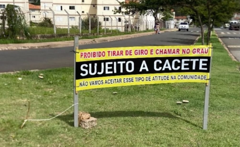 Faixa proibindo “giro” e “grau” surge em mais um bairro de Piracicaba