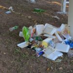Após passeio de boia no Rio Piracicaba, Rua do Porto amanhece com lixos espalhados no local