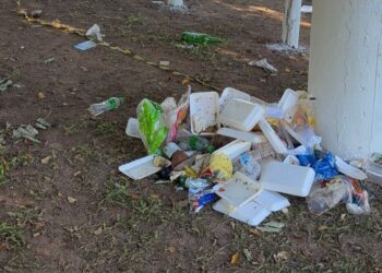 Após passeio de boia no Rio Piracicaba, Rua do Porto amanhece com lixos espalhados no local