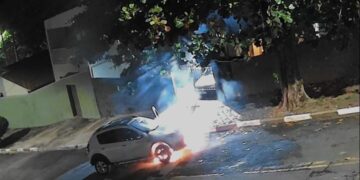 Carro é incendiado durante a madrugada e vítima relata desespero após perda total