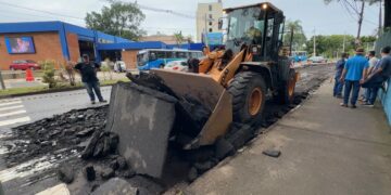 Avenida Armando Salles de Oliveira amanhece destruída após chuva em Piracicaba; equipes trabalham no local