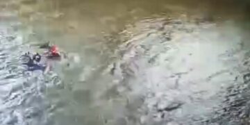 Câmera registra o momento em que motociclista que morreu é levado pela enxurrada em Piracicaba