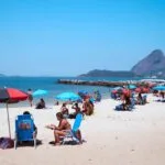 Turismo internacional no Brasil bate recorde e lidera crescimento global em 2025