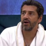 Polêmica no BBB 26: Alberto Cowboy é acusado de receber informação externa