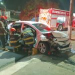 Motorista foge após bater carro e deixar mulher presa às ferragens na 31 de Março
