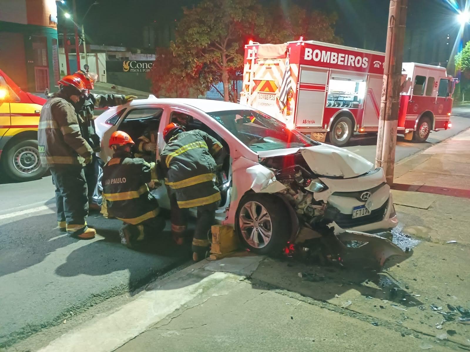 Motorista foge após bater carro e deixar mulher presa às ferragens na 31 de Março