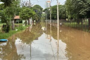 Av.-Alidor-Pecorari-foi-interdiatada-apos-extravasamento-do-rio-Piracicaba-1024×691