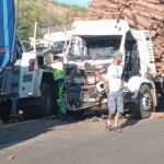 Acidente envolvendo dois caminhões faz carga de madeira se desprender e atingir dois veículos em Piracicaba