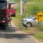 Motorista perde controle e carro cai em barranco em avenida de Piracicaba
