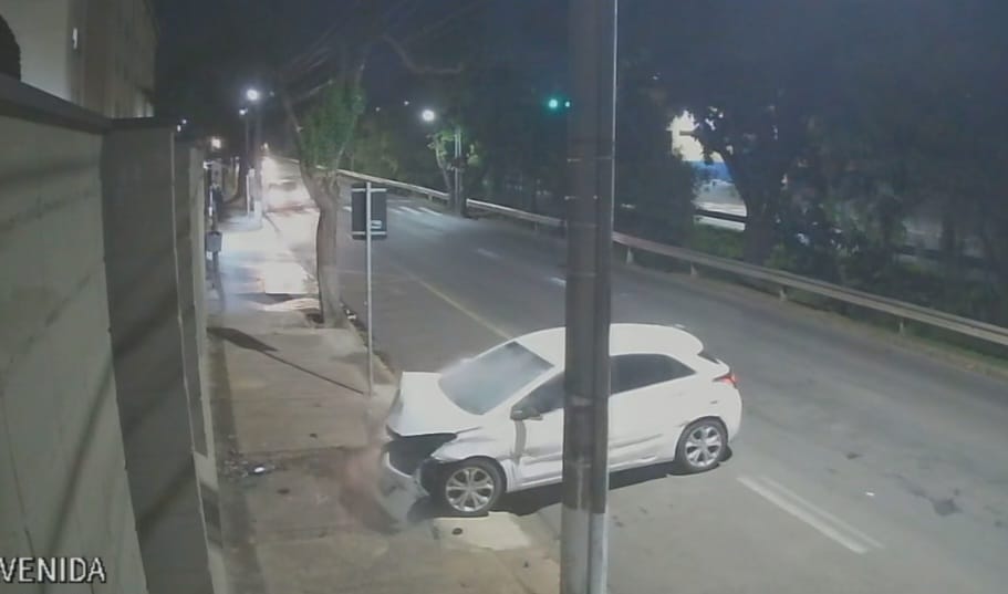 Motorista perde o controle do carro e colide em muro de residência em Piracicaba