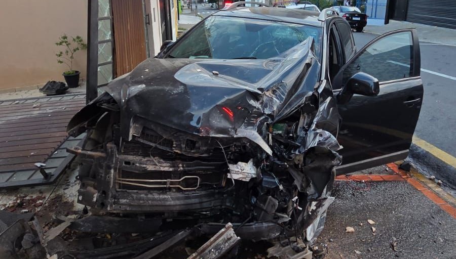 Condutora tenta fugir após destruir o muro de estabelecimento no Centro de Piracicaba
