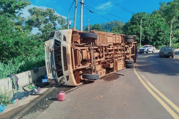 Ônibus com 13 trabalhadores tomba na Serra de São Pedro; dois estão em estado grave