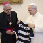 Papa Leão XIV ganha camiseta do XV de Piracicaba