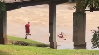 Mulher é resgatada pelos bombeiros após cair no Rio Piracicaba
