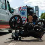 Colisão entre moto e carro deixa dois feridos na Rodovia Geraldo de Barros, em Piracicaba