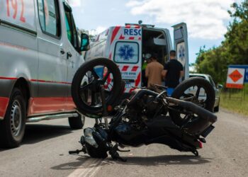 Colisão entre moto e carro deixa dois feridos na Rodovia Geraldo de Barros, em Piracicaba