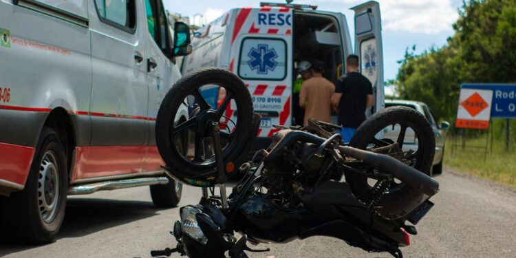 Colisão entre moto e carro deixa dois feridos na Rodovia Geraldo de Barros, em Piracicaba