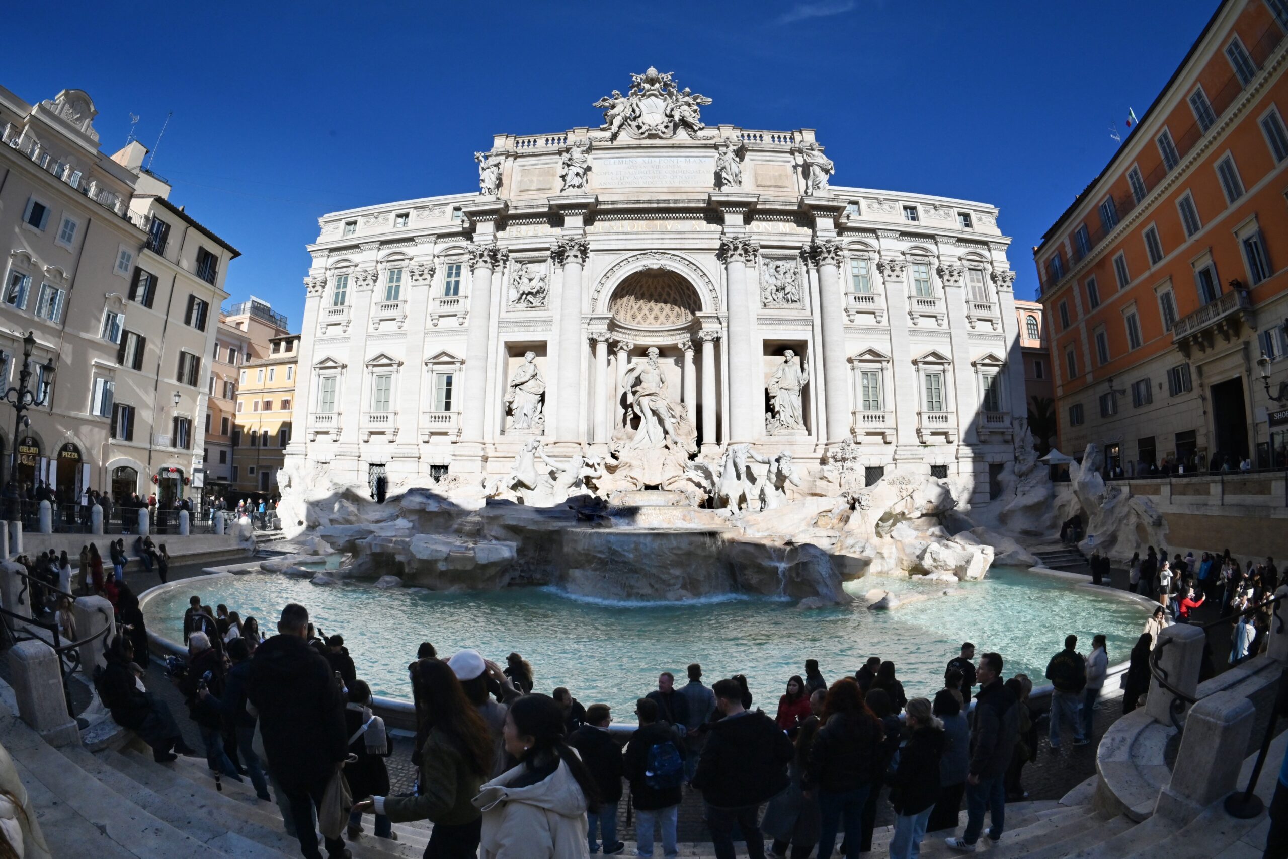 Roma passa a cobrar taxa para acesso próximo à Fontana di Trevi