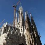 Com cruz no topo, Sagrada Família se consolida como a igreja mais alta do mundo