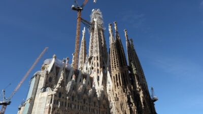 Com cruz no topo, Sagrada Família se consolida como a igreja mais alta do mundo