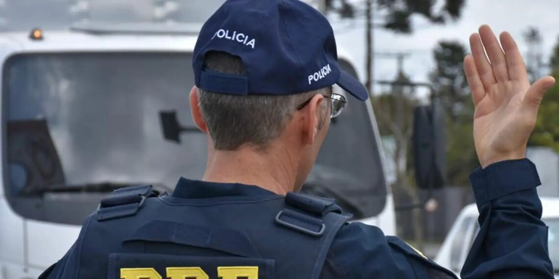 Colisão entre van e caminhão deixa cinco mortos e 11 feridos na BR-020