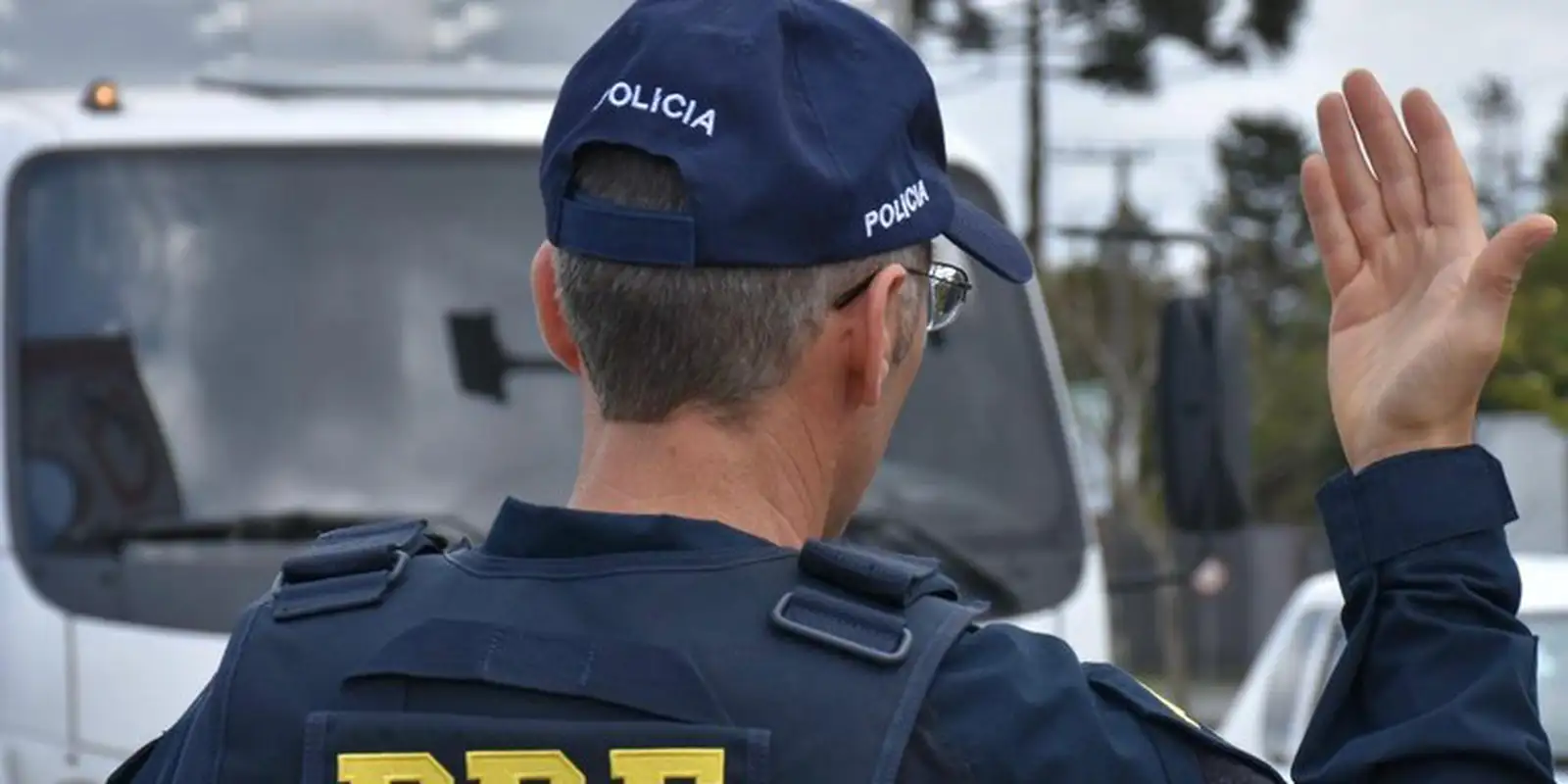 Colisão entre van e caminhão deixa cinco mortos e 11 feridos na BR-020