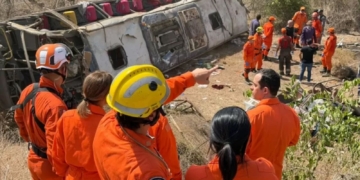 Ônibus com romeiros capota no sertão de Alagoas e deixa 15 mortos
