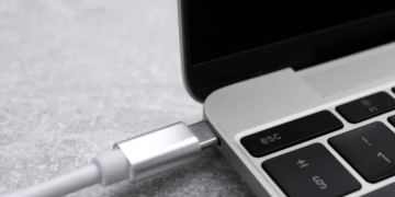 Deixar o notebook sempre na tomada pode reduzir a vida útil da bateria