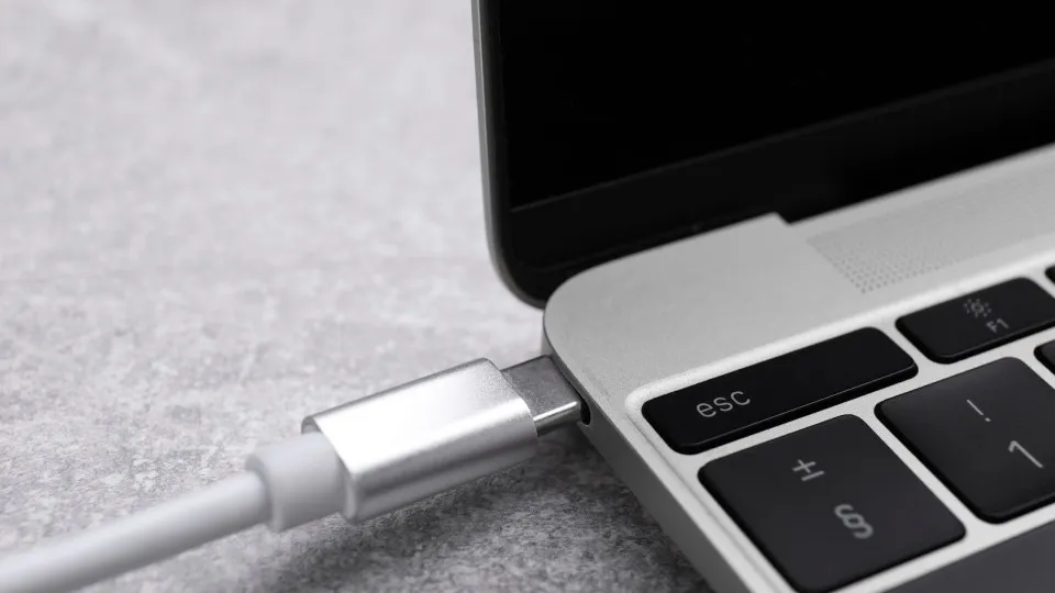 Deixar o notebook sempre na tomada pode reduzir a vida útil da bateria