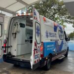 Motociclista atravessa vidro traseiro de carro em acidente na Rodovia Geraldo de Barros