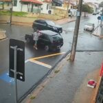 Pedestre é atropelado e arremessado em colisão envolvendo dois veículos em Piracicaba