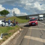 Carro é atingido após caminhão não conseguir frear na Rodovia do Açúcar, em Piracicaba