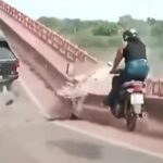 Vídeo impressionante mostra desabamento de ponte que deixou 17 mortos