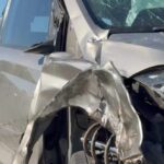 Carro colide contra defensa metálica e capota em rodovia de Piracicaba