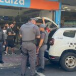 Indivíduo é preso após invadir loja com pedaço de madeira e ameaçar clientes no Centro de Piracicaba