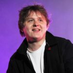 Lewis Capaldi volta ao Lolla após pausa por Tourette