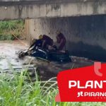 Carro capota durante chuva e cai em córrego em Piracicaba; bombeiros estão no local