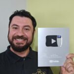 Youtuber piracicabano recebe do Youtube placa de prata por 100 mil escritos em seu canal sobre tarot e astrologia