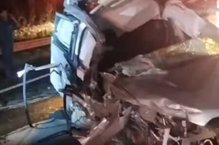 Carro bate em caminhão e atinge ônibus com 25 alunos na estrada entre Piracicaba e Charqueada
