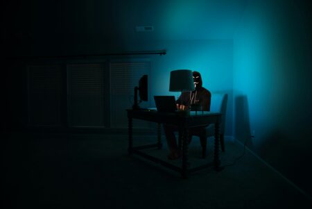 Em 2026, a internet se tornou um campo de batalha onde a IA e os deepfakes redefiniram o perigo